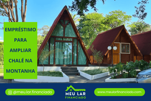 Família feliz em frente a chalé ampliado na montanha com natureza ao fundo