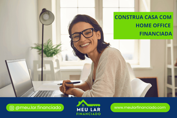 Mulher sorrindo dentro de casa moderna com home office integrado e planta de financiamento sobre a mesa.